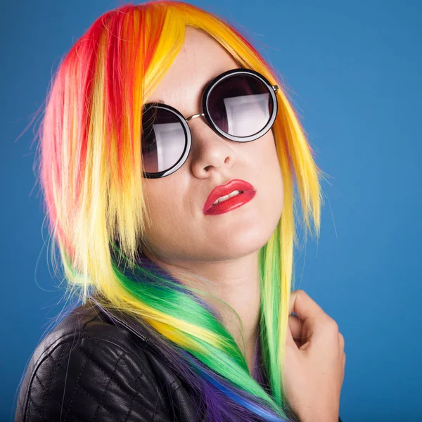 Hermosa Mujer Joven Con Peluca Color Gafas Sol Sobre Fondo — Foto de Stock