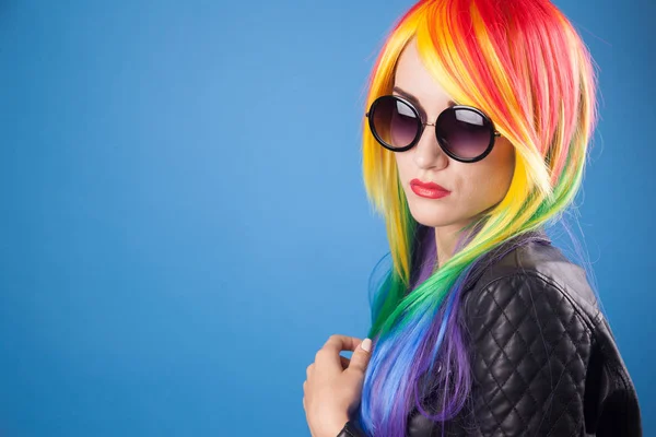 Hermosa Mujer Joven Con Peluca Color Gafas Sol Sobre Fondo —  Fotos de Stock