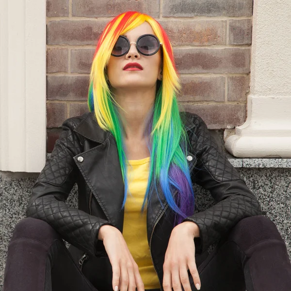 Hermosa Mujer Joven Con Peluca Color Gafas Sol —  Fotos de Stock