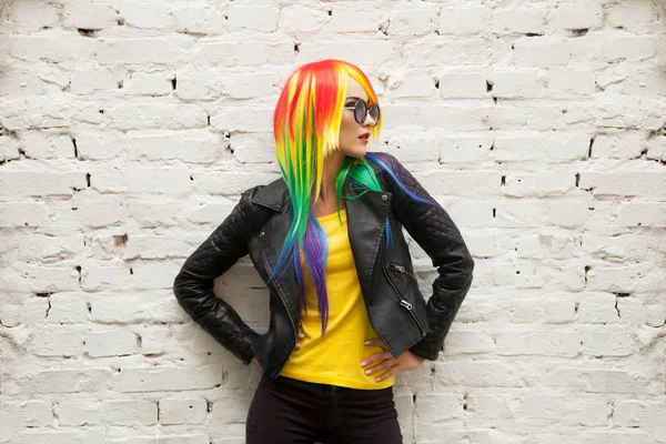 Hermosa Mujer Joven Con Peluca Color Gafas Sol —  Fotos de Stock