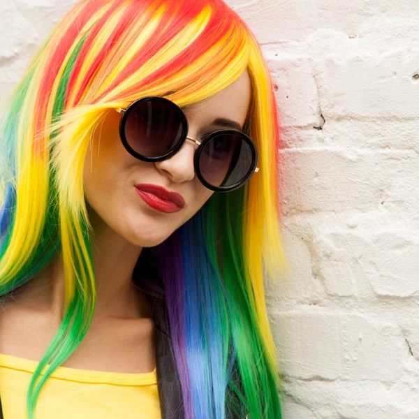 Wanita Muda Cantik Mengenakan Wig Warna Dan Kacamata Hitam — Stok Foto