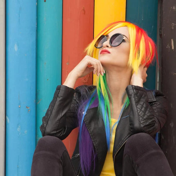 Hermosa Mujer Joven Con Peluca Color Gafas Sol — Foto de Stock