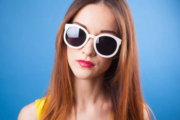 Krásná Mladá Dívka Nosí Sluneční Brýle Modrém Pozadí — Stock fotografie