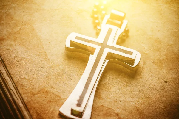 Nahaufnahme Des Silbernen Christlichen Kreuzes Auf Der Bibel — Stockfoto
