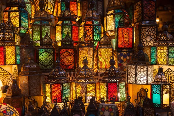 Zbliżenie Oświetlenia Kolorami Muzułmańskiego Stylu Latarnia Świeci — Zdjęcie stockowe