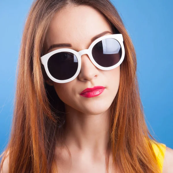Schönes Junges Mädchen Trägt Sonnenbrille Auf Blauem Hintergrund — Stockfoto