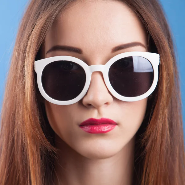 Hermosa Chica Joven Usar Gafas Sol Sobre Fondo Azul — Foto de Stock