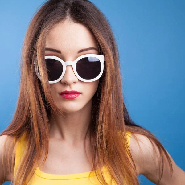 Vacker Ung Flicka Bära Solglasögon Blå Bakgrund — Stockfoto