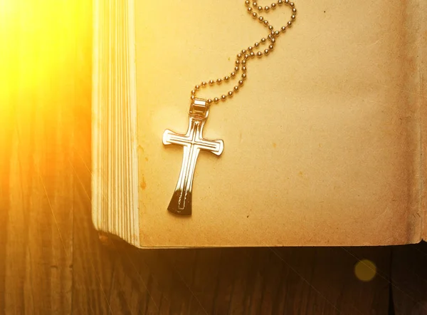 Close View Silver Christian Cross Bible — Stock Photo, Image