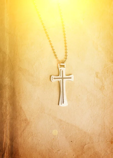 银色基督徒十字架的特写看法在圣经 — 图库照片