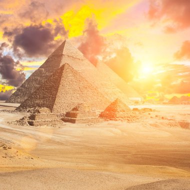 Mısır Kahire - Giza. Piramitlerin genel görünümü