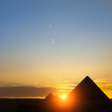 Mısır Kahire - Giza. Piramitlerin genel görünümü 