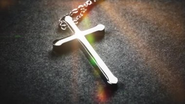 Gümüş haç gri bir arka plan üzerinde kapat 