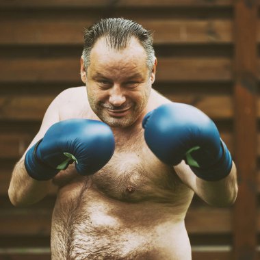 kötü koca şişko boksör ile mavi eldiven