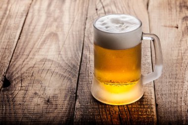 bira ahşap arka plan üzerine bir fincan