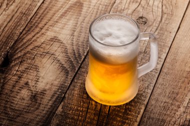 bira ahşap arka plan üzerine bir fincan