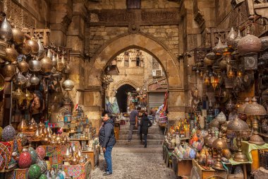 Cairo, Mısır - 19 Şubat 2018: Lamba ya da İslami Kahire Han El Halili piyasasında fener Dükkanı