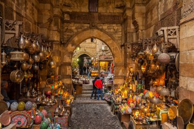 Cairo, Mısır - 19 Şubat 2018: Lamba ya da İslami Kahire Han El Halili piyasasında fener Dükkanı