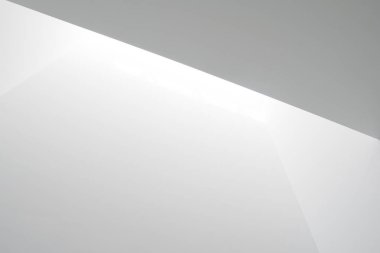 Beyaz duvar pencereden ışık yansıması