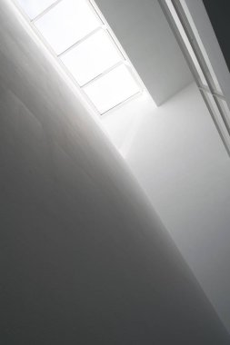 Beyaz duvar pencereden ışık yansıması