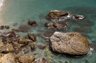 Kayalar ve deniz manzarası ile manzara