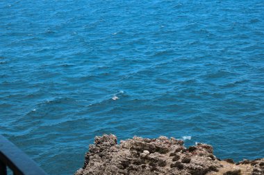 Kayalar ve deniz manzarası ile manzara