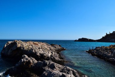 Deniz, dağlar ve kayalar görünümü ile manzara