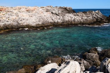 Sahilde deniz manzara taşlarla görünümü
