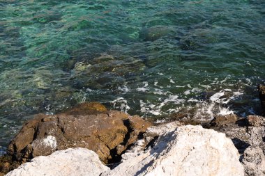 Sahilde deniz manzara taşlarla görünümü