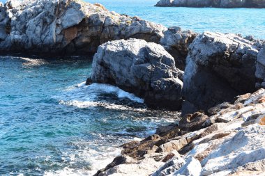 Sahilde deniz manzara taşlarla görünümü