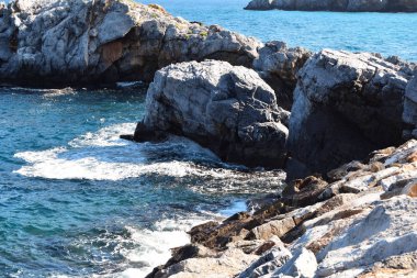 Sahilde deniz manzara taşlarla görünümü