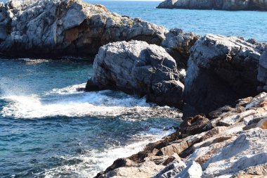 Sahilde deniz manzara taşlarla görünümü