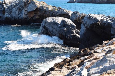 Deniz manzara plaj kayalarda ile görünümünü