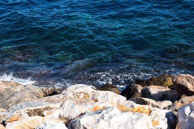 Deniz manzara plaj kayalarda ile görünümünü