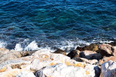 Deniz manzara plaj kayalarda ile görünümünü