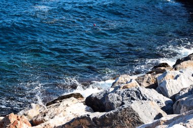Deniz manzara plaj kayalarda ile görünümünü