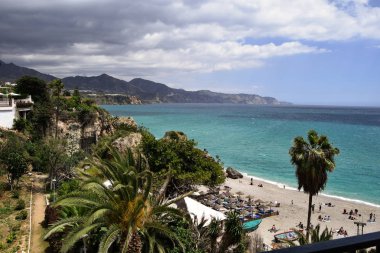 Deniz manzara plaj ve palmiye ağacı kayalarda ile görünümünü