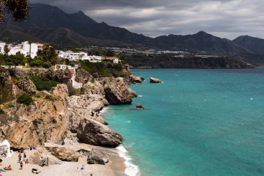 Deniz manzara plaj ve palmiye ağacı kayalarda ile görünümünü