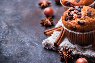 Kahvaltıda ev yapımı Çikolatalı kekler