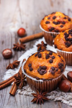 Kahvaltıda ev yapımı Çikolatalı kekler