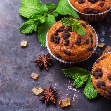 Kahvaltıda ev yapımı Çikolatalı kekler