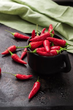 Siyah bir paslı tabloda çiğ kırmızı biber