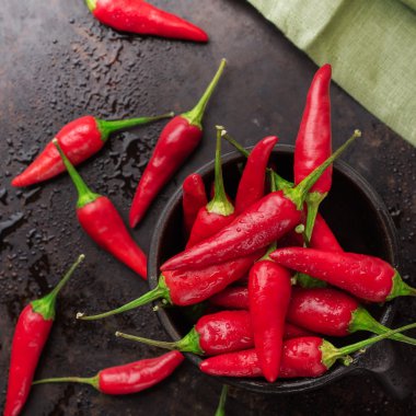 Siyah bir paslı tabloda çiğ kırmızı biber