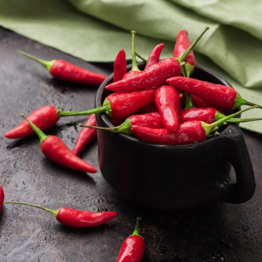 Siyah bir paslı tabloda çiğ kırmızı biber