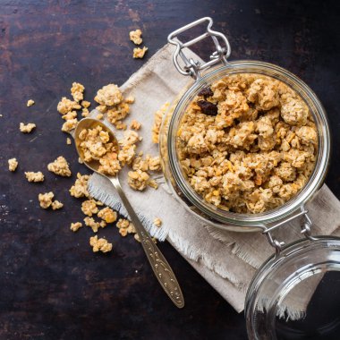 Paslı siyah masada bir kavanoza ev yapımı müsli granola