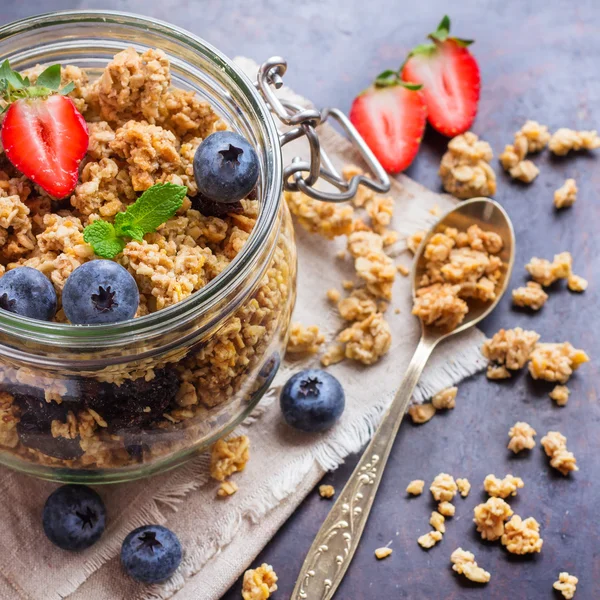 Hausgemachtes Müsli-Müsli im Glas auf rostigem schwarzen Tisch — Stockfoto