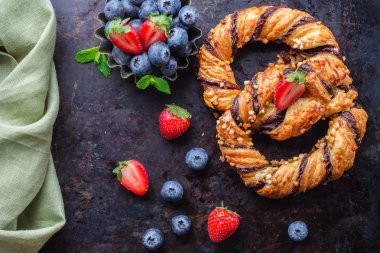 Çikolata ve gevrek badem ile ev yapımı kraker