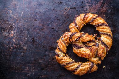 Çikolata ve gevrek badem ile ev yapımı kraker