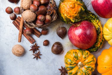 Kabak fındık kestane ile sonbahar sonbahar Cadılar Bayramı natürmort kompozisyon