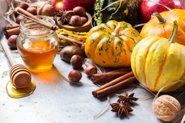 Kabak fındık kestane ile sonbahar sonbahar Cadılar Bayramı natürmort kompozisyon